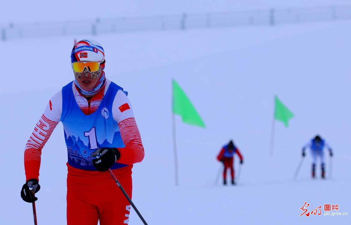 环阿尔泰山冬季运动会越野滑雪比赛拉开帷幕