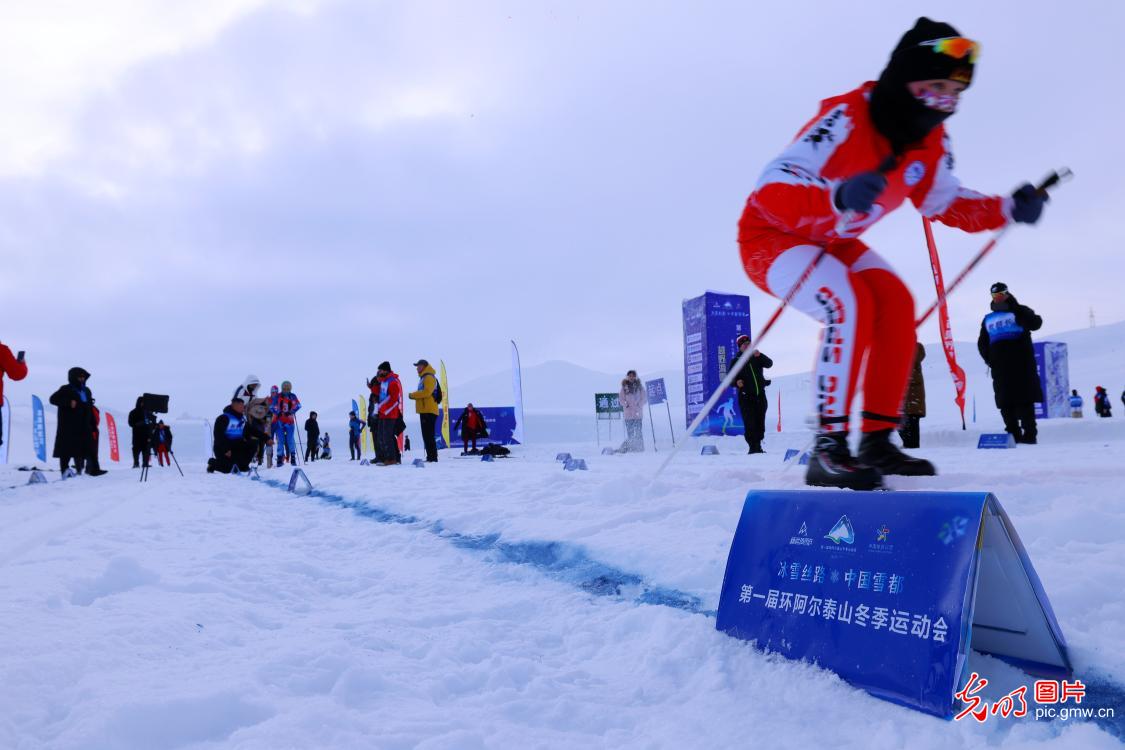 环阿尔泰山冬季运动会越野滑雪比赛拉开帷幕