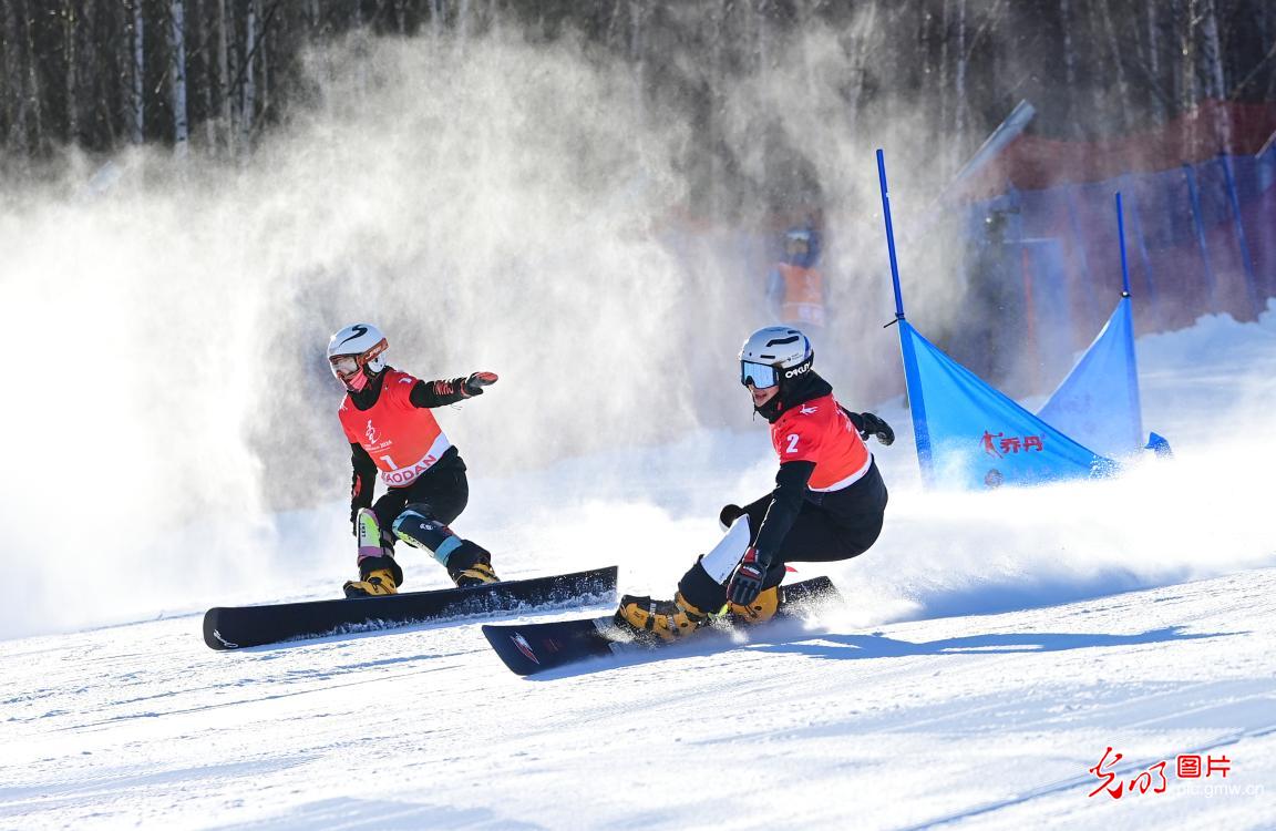 第十四届全国冬季运动会单板滑雪平行大回转开赛
