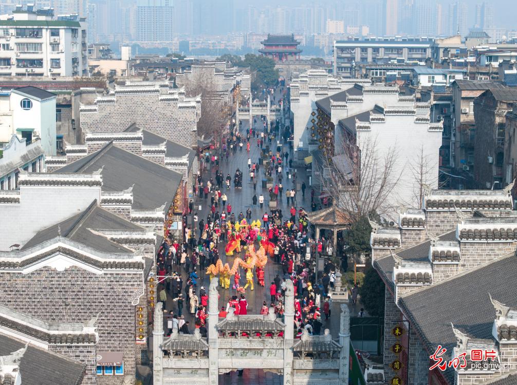 传统街市春节受热捧
