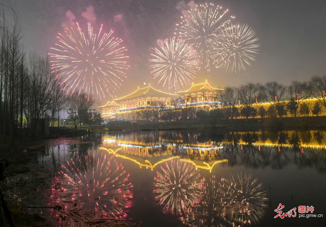 新春走基层丨火树银花庆新春 过年氛围感“拉满”