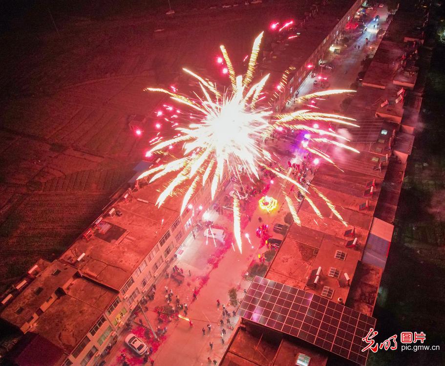 新春走基层丨火树银花庆新春 过年氛围感“拉满”