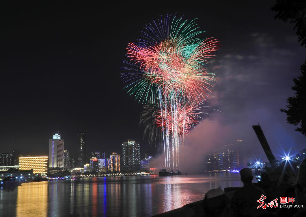 新春走基层丨火树银花庆新春 过年氛围感“拉满”