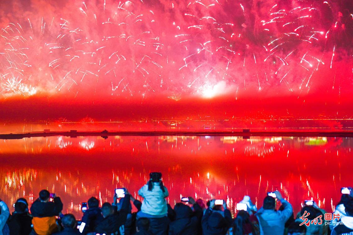 新春走基层丨火树银花庆新春 过年氛围感“拉满”