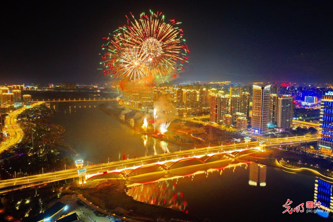 新春走基层丨火树银花庆新春 过年氛围感“拉满”