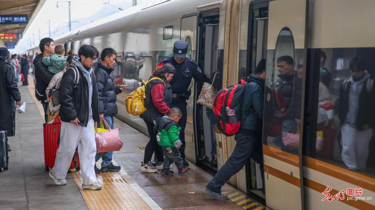 新春走基层丨春节假期余额不足 铁路客运迎来返程高峰