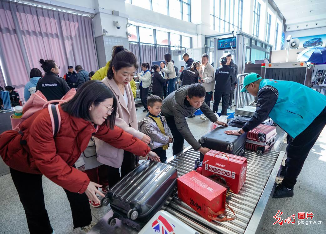 新春走基层丨春节假期余额不足 铁路客运迎来返程高峰