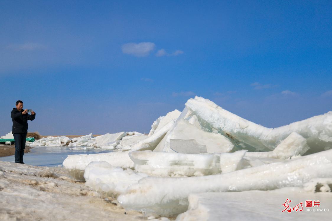 新疆博斯腾湖现“推冰”奇观