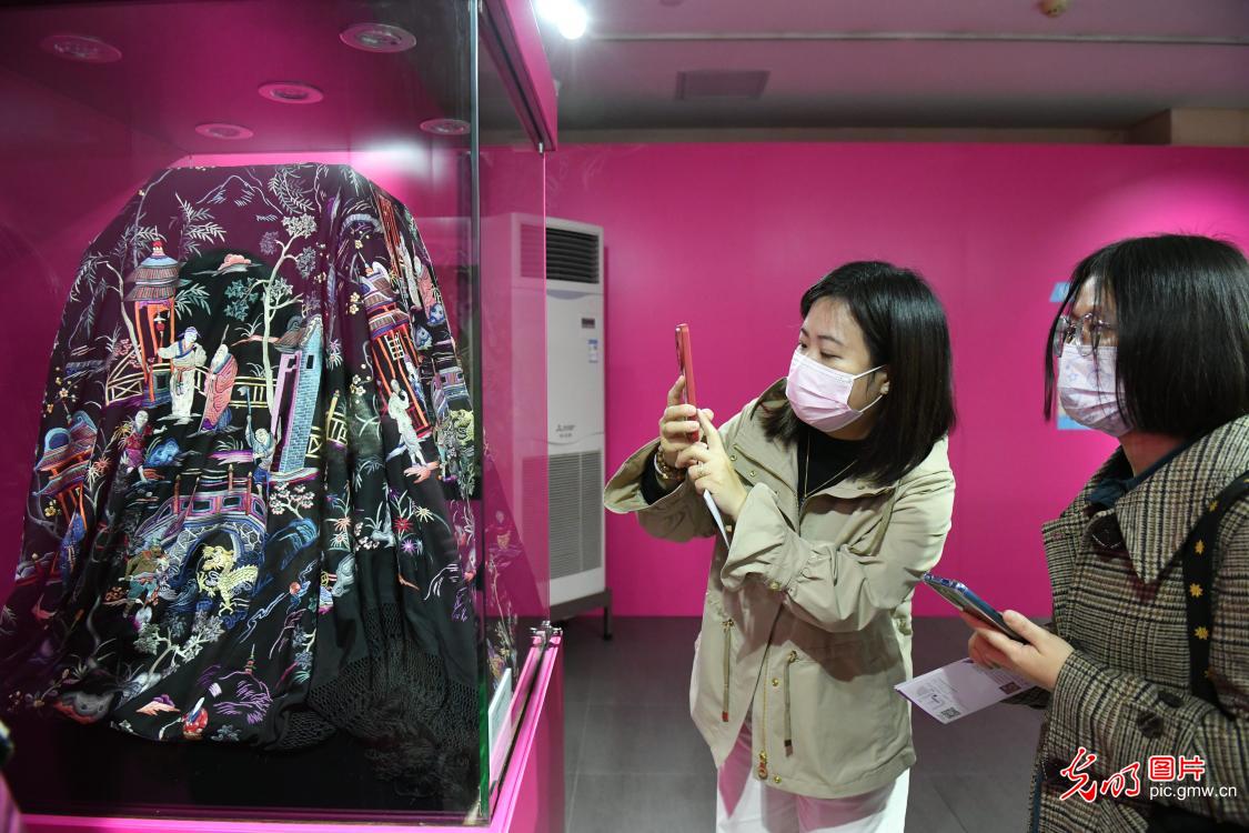 广绣披巾艺术展在广州开幕