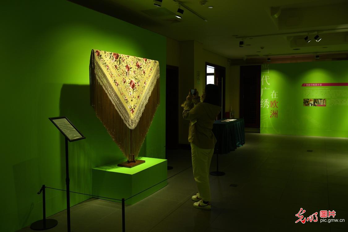 广绣披巾艺术展在广州开幕