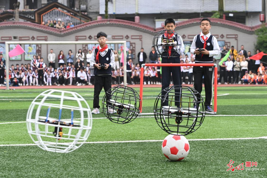 重庆：无人机踢足球 校园科技运动会欢乐多