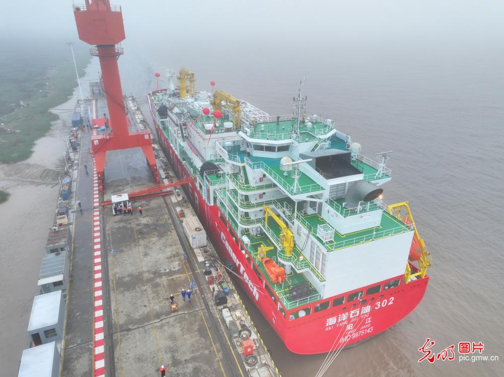 国内首艘12000立方米LNG运输加注船完工交付