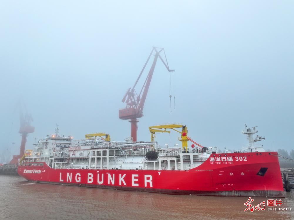 国内首艘12000立方米LNG运输加注船完工交付