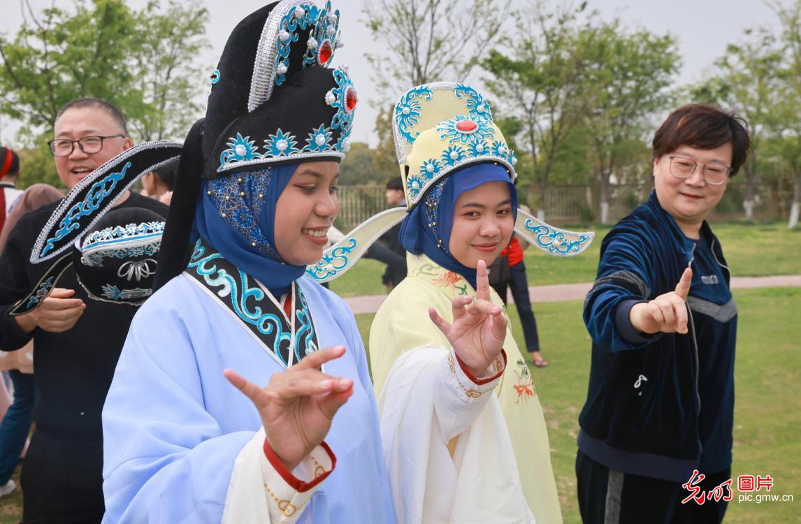 外国青年邂逅中国非遗：传承文化 连接世界