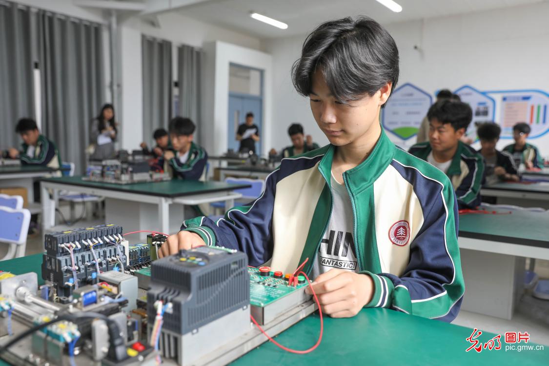 学"为主题的职业技能比赛,来自该校的150余名学生分别在幼儿保育才艺