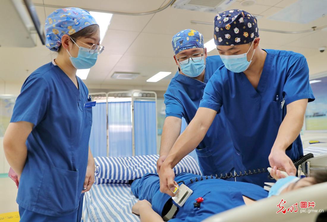 迎国际护士节 致敬白衣天使