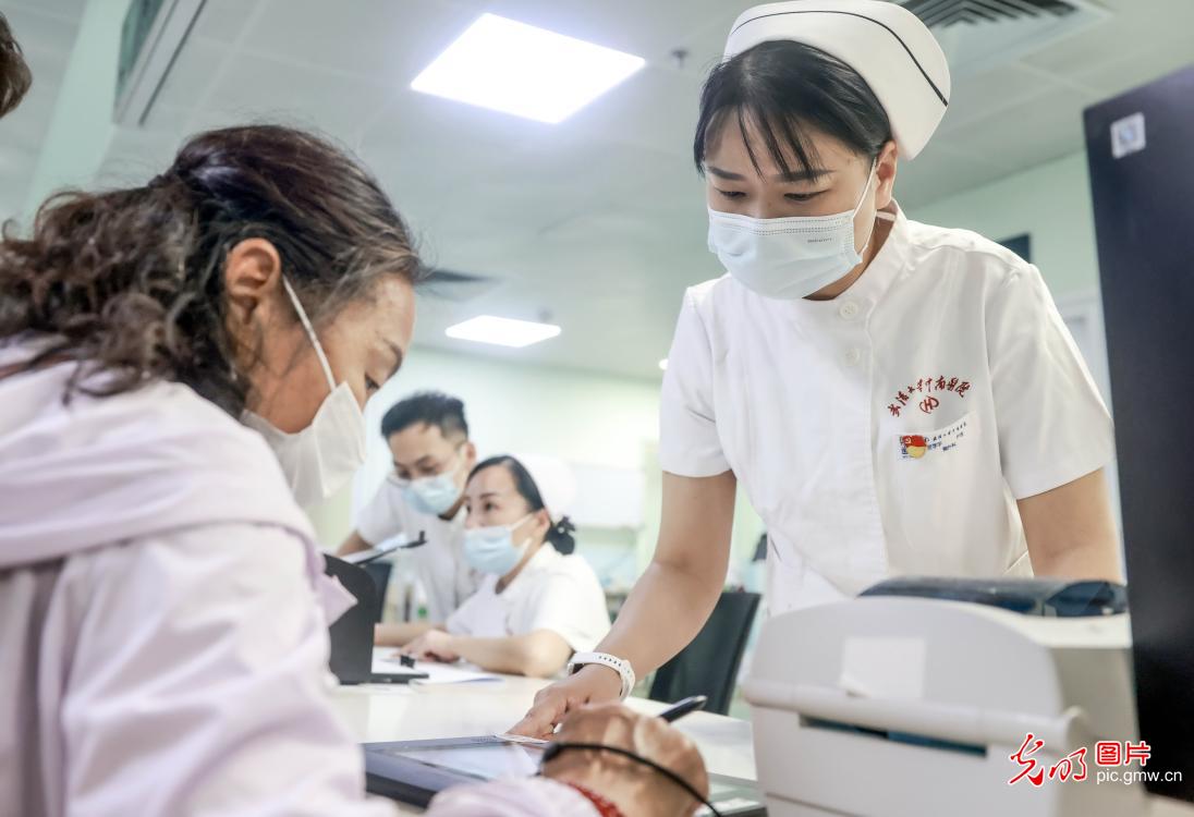 迎国际护士节 致敬白衣天使