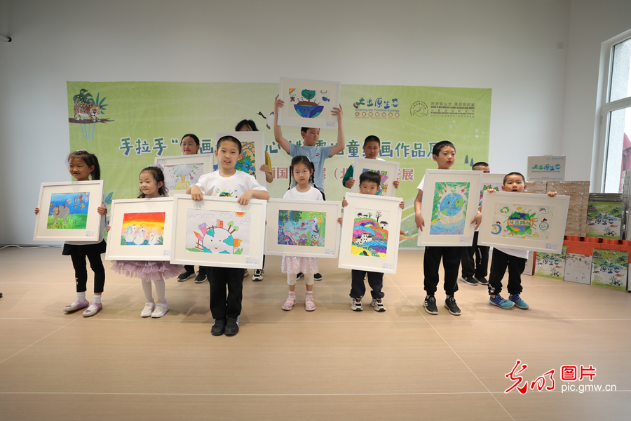 手拉手"绘画温暖童心"特需儿童绘画作品展及捐助在北京举办