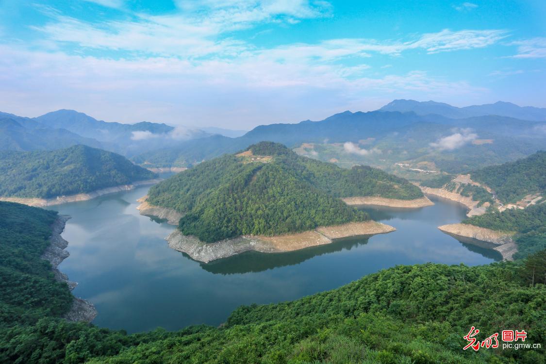 鄂坪湿地水清岸绿风景如画