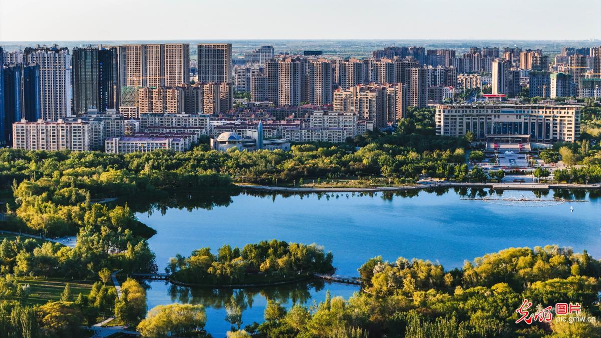 新疆昌吉：绿水绕城景如画