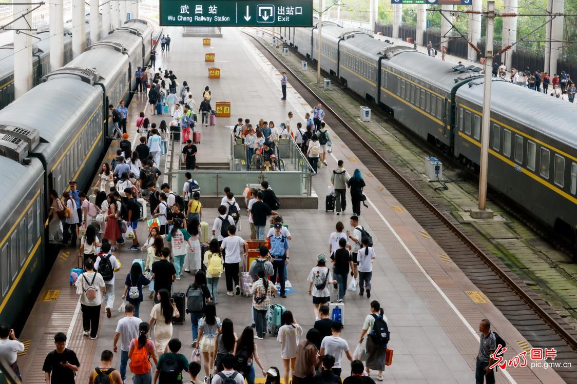 武汉铁路迎来端午假日返程客流高峰