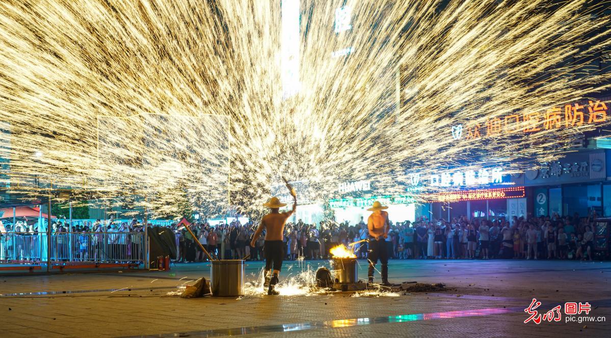 非遗“打铁花”点亮夜经济