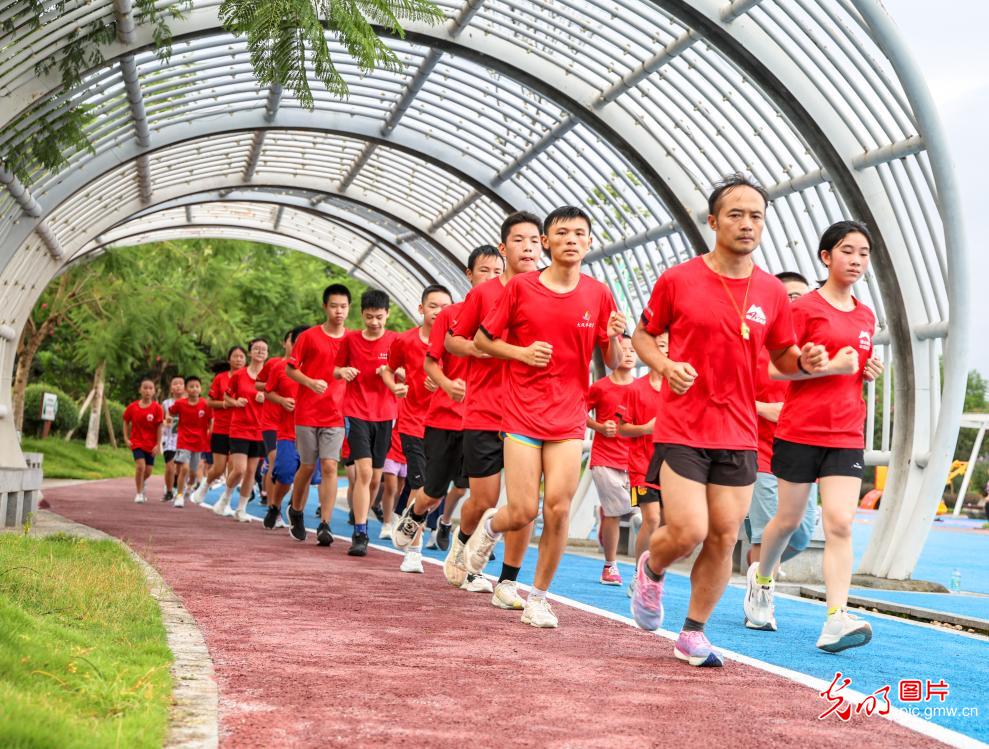 广西梧州：练习跑步 乐享暑假