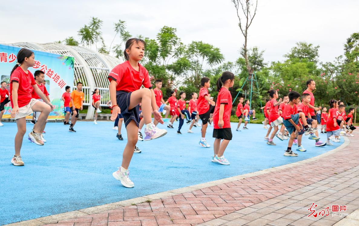 广西梧州：练习跑步 乐享暑假