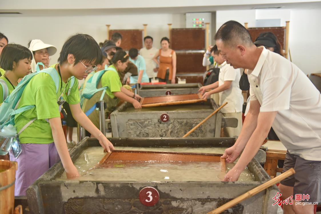 传统文化研学游 体验造宣纸