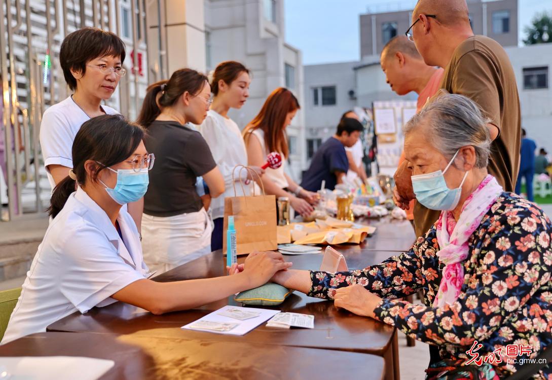 “中医药夜市”让市民感受中医药魅力