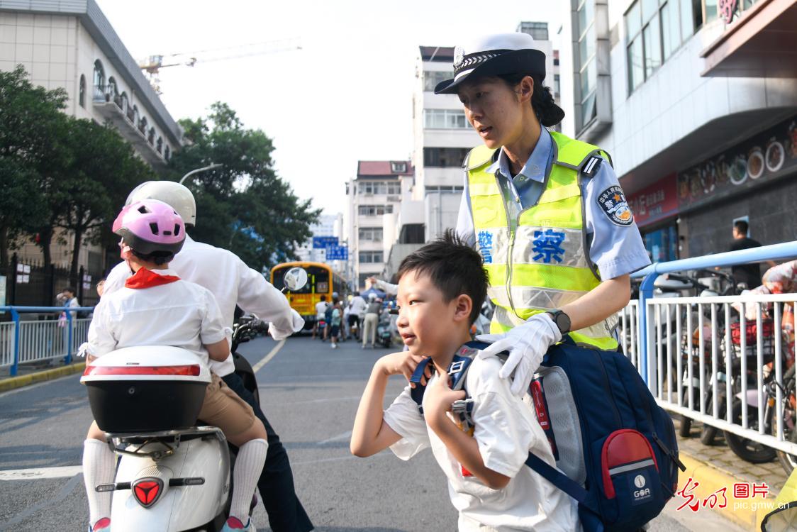 站好“护学岗” 护航开学季