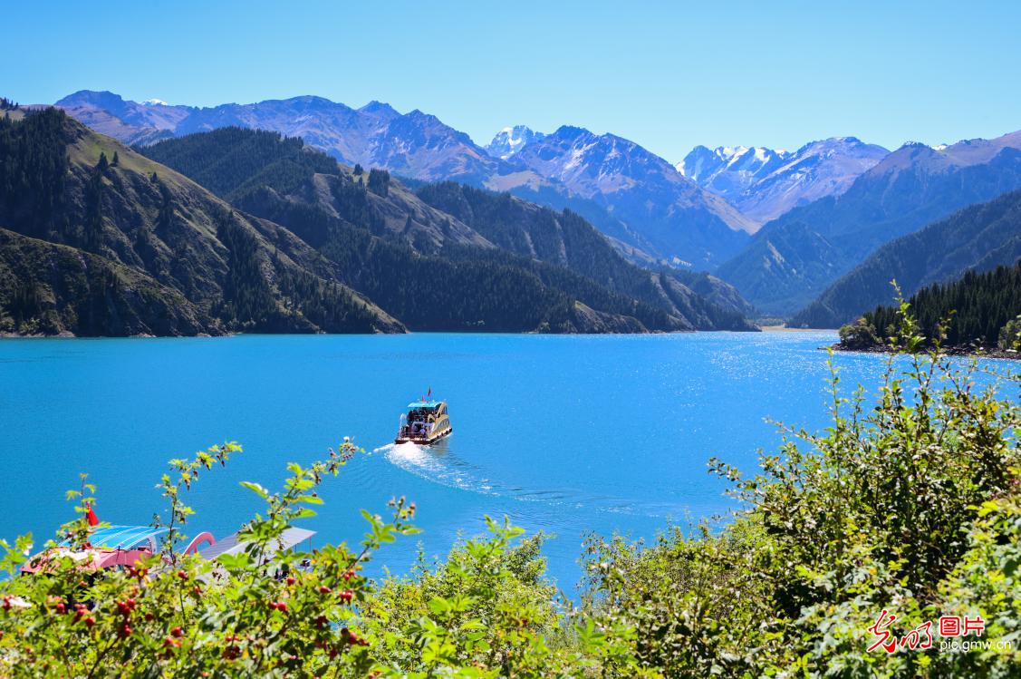 天山天池美景迎客来