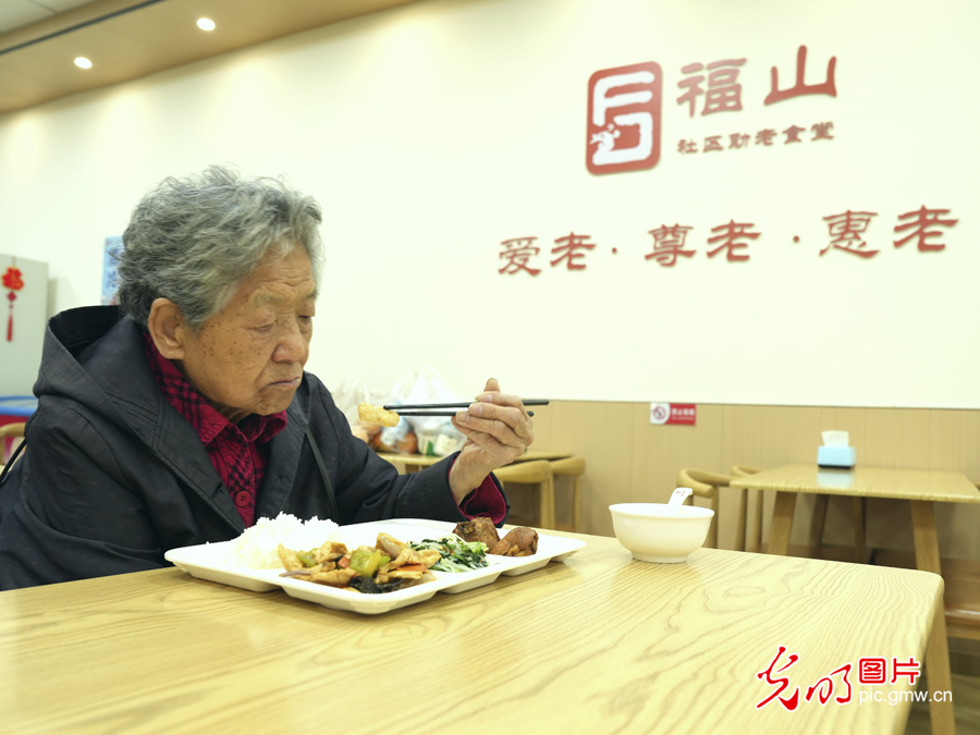 理响中国·讲好“中国式商量”故事｜助老食堂一餐热饭 温暖银龄幸福“食”光