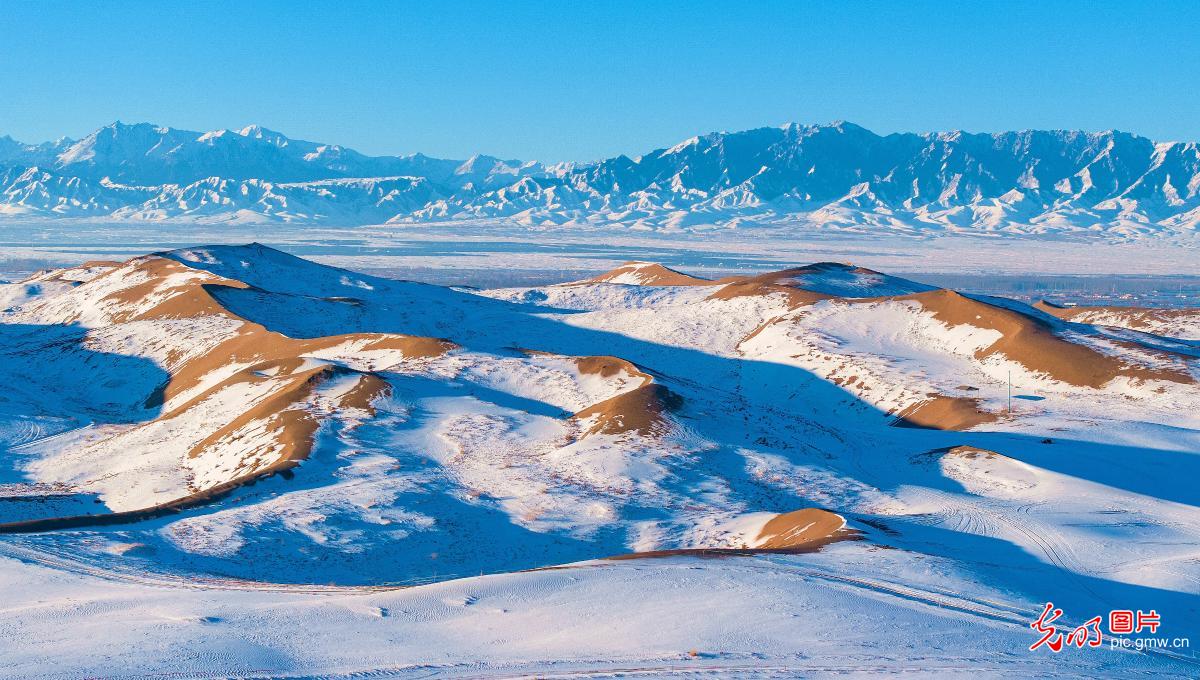 沙漠雪景别样风光