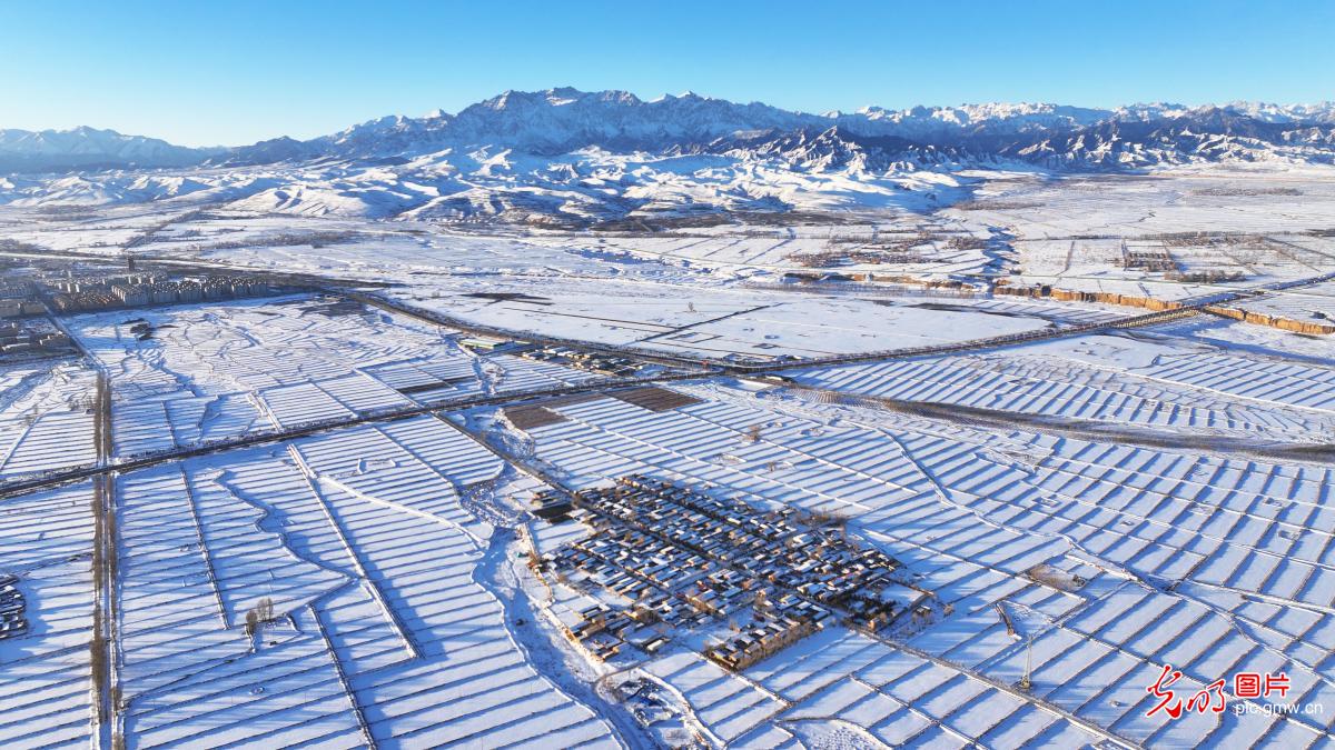 雪后祁连山景色如画