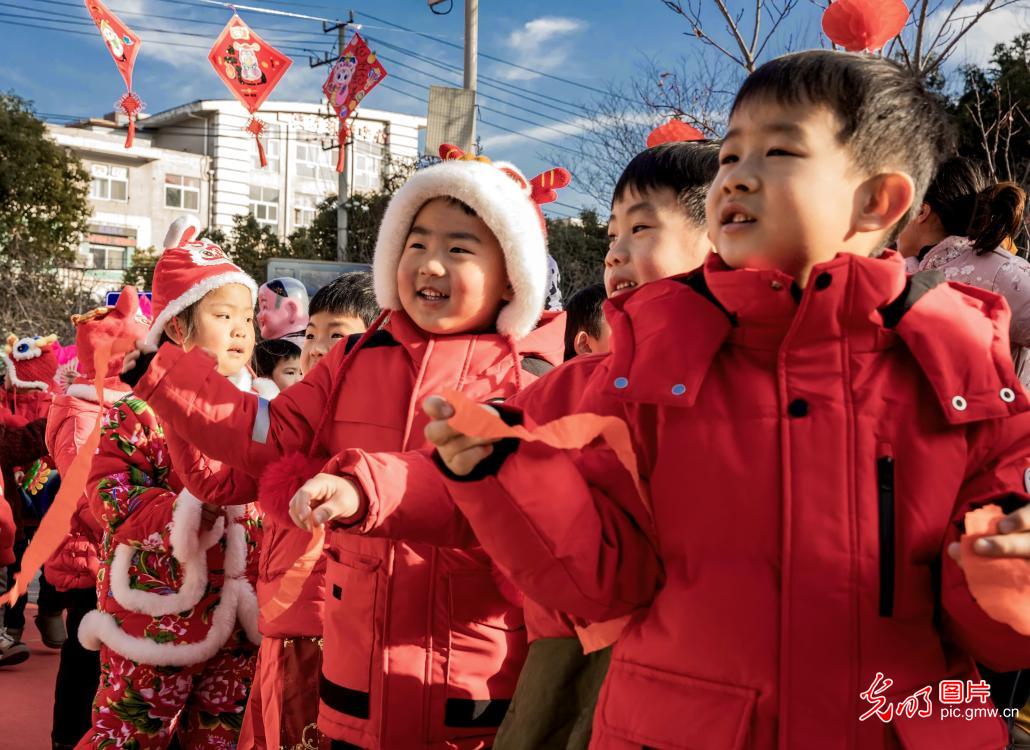 多彩校园活动迎新年