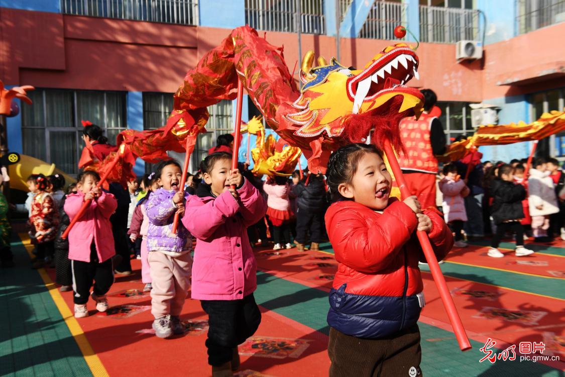 多彩校园活动迎新年