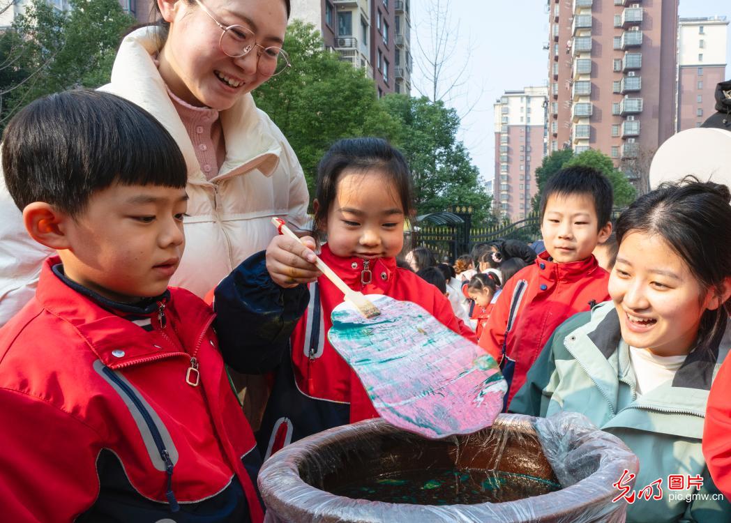 多彩校园活动迎新年