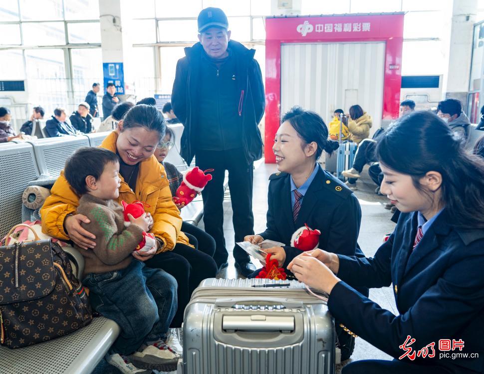 【新春走基层】动车组整装待发迎春运