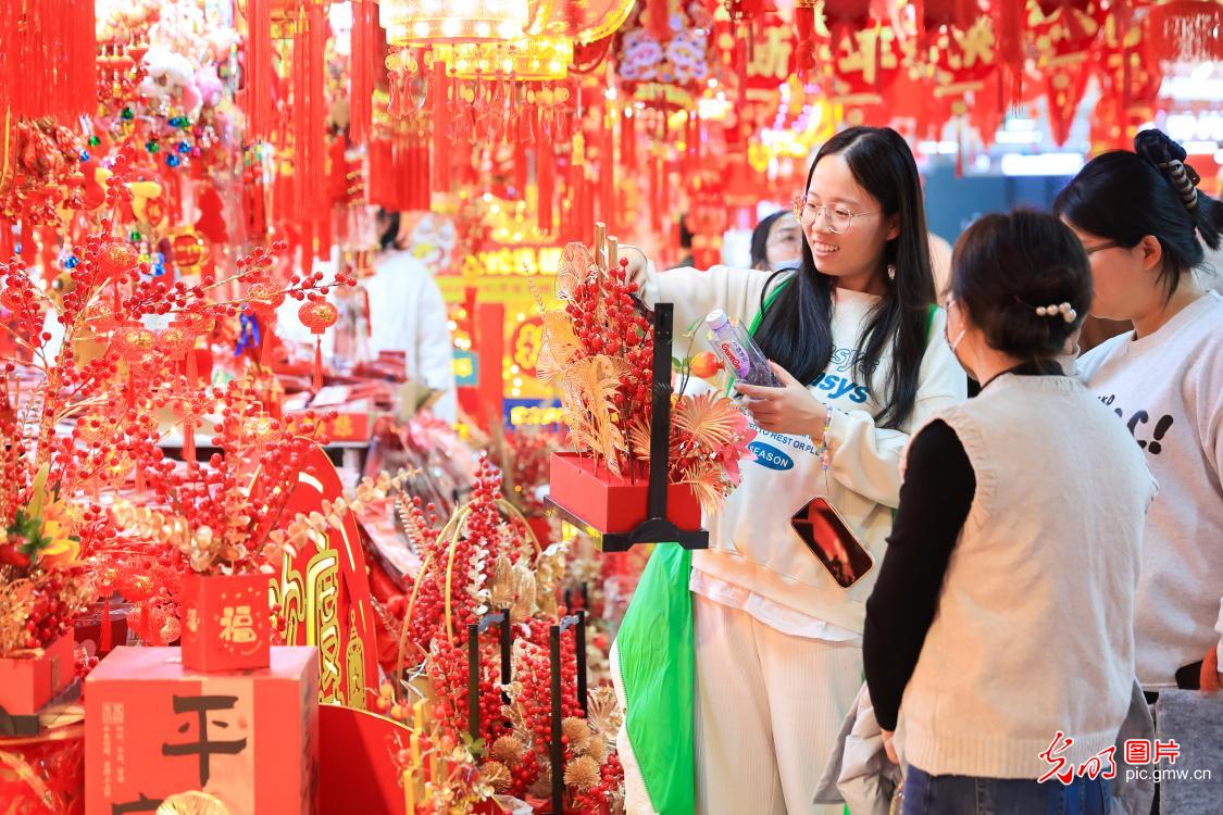 【新春走基层】火红饰品迎春节