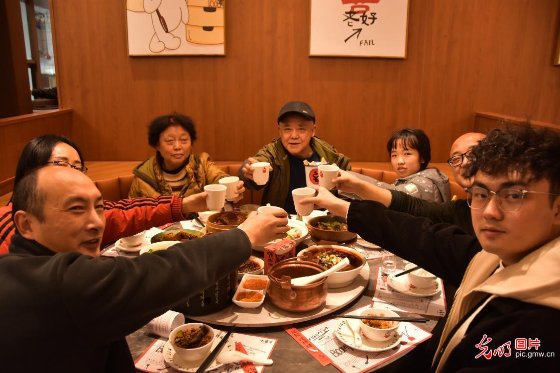 【新春走基层】除夕饭香飘四海 团圆年味满人间