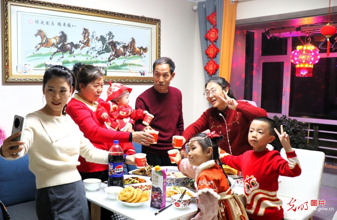 【新春走基层】除夕饭香飘四海 团圆年味满人间