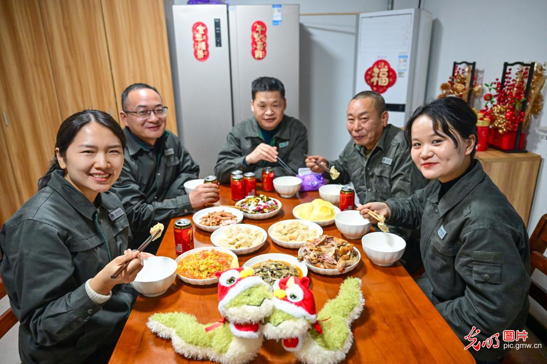 【新春走基层】除夕饭香飘四海 团圆年味满人间