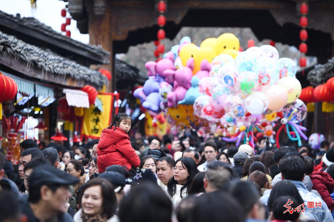 【新春走基层】新春游古镇 佳节品千年