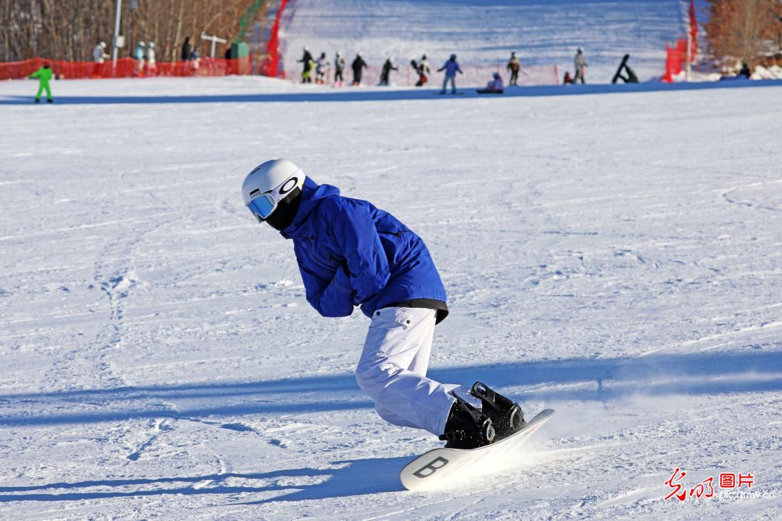 亚冬会遇中国年 冰雪热潮席卷全国