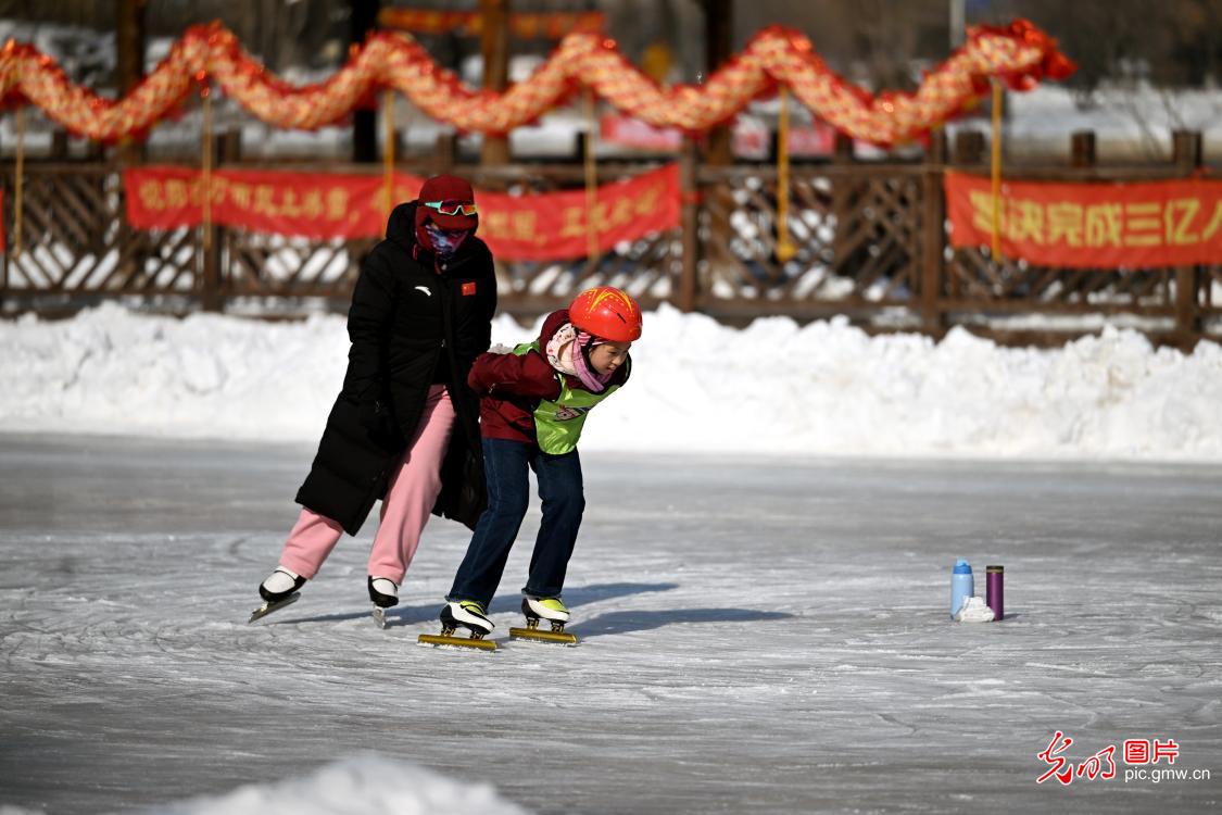 亚冬会遇中国年 冰雪热潮席卷全国