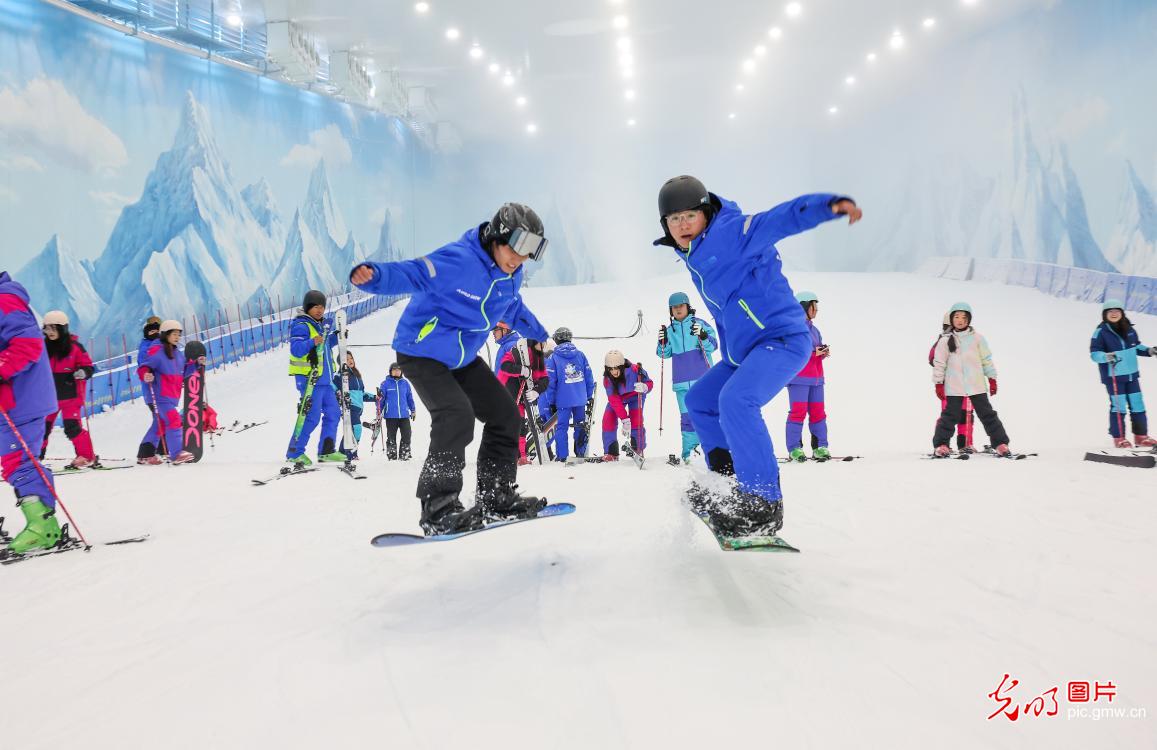 亚冬会遇中国年 冰雪热潮席卷全国