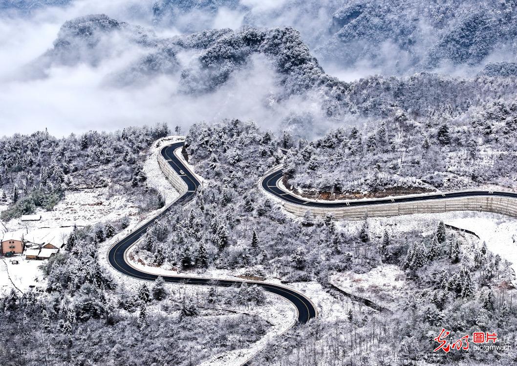 山乡公路雪景美