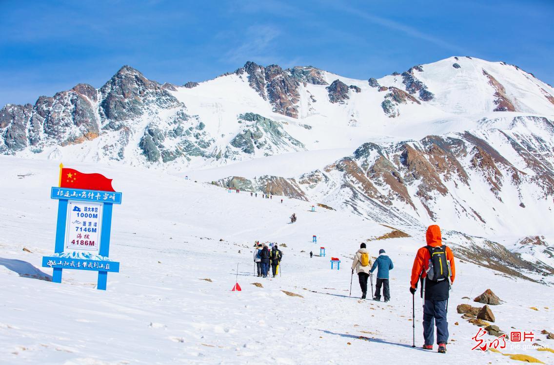 岗什卡雪峰登山游持续升温