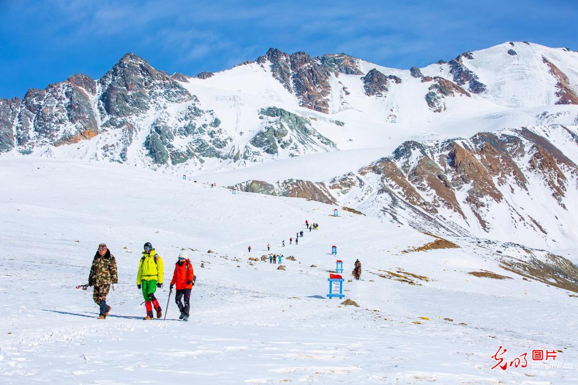 岗什卡雪峰登山游持续升温